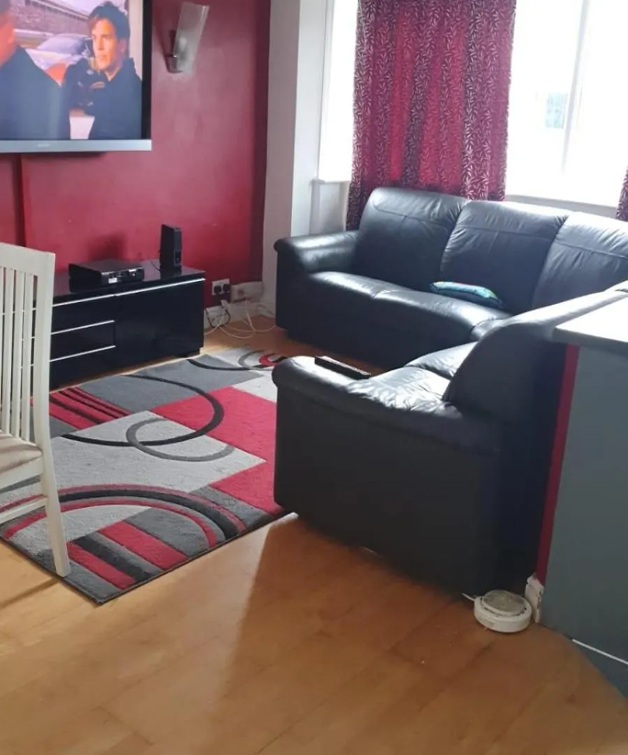 Spacious Wanstead Apartment- Sleeps 4! London